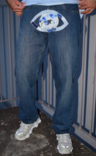 Charger l&#39;image dans la galerie, Jeans &quot;Handmade Eyes&quot; - Bleu pastel

